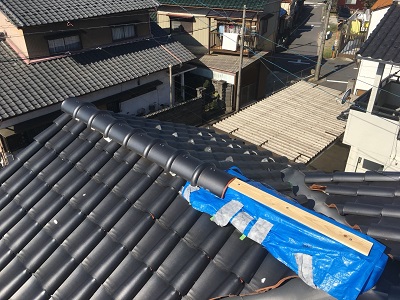 稲沢市で、棟瓦のが飛散したお家の修繕　棟の中の木材の修繕で、台風対策工事