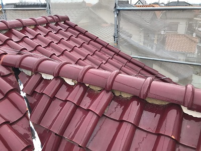 洋瓦屋根の棟瓦の取り直し工事の屋根の点検の様子
