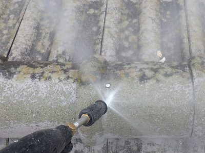 蟹江町での築30年弱のセメント屋根の塗装工事　苔が生えたセメント瓦への洗浄や、フッ素塗料による塗装