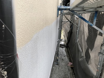 外壁下塗りの塗装の様子