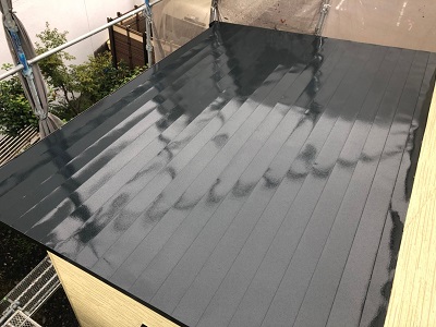コロニアル瓦の屋根塗装完工の様子