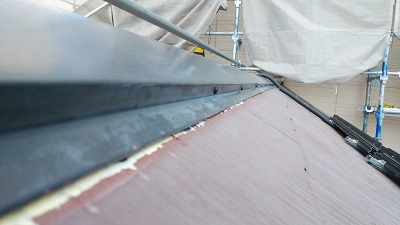 屋根の棟部の貫板交換工事施工中の様子