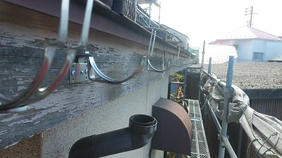築三十年のお宅の雨樋の交換工事の金具の様子
