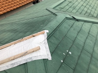 の台風の影響で屋根の棟の板金が飛んだ様子