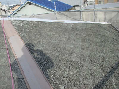 ストレート屋根のカバー工法の様子