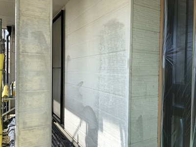 外壁が斑模様になってしまったお家の現地調査の様子