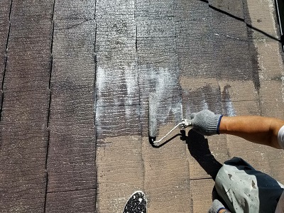 ひび割れたスレート屋根の塗装工事の塗装前準備の様子
