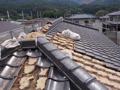 春日井市にて、屋根葺き替え工事の工事の様子　解体後の屋根から金属の屋根材を葺く様子
