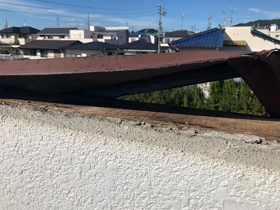 先日の台風によって屋根の板金が飛んでしまった様子