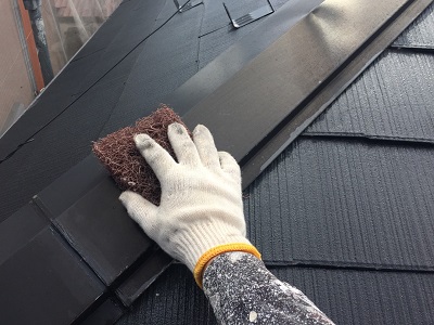 コロニアル瓦の屋根のケレン作業の様子