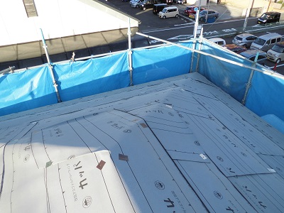 ストレート屋根のカバー工法の様子