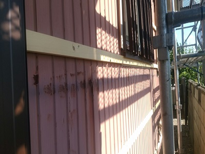 トタン壁のお宅の外壁の重ね張り工事施工中の様子