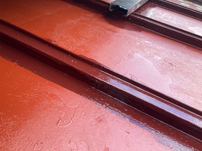 瓦棒屋根の本材塗装の様子
