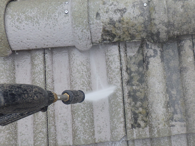 セメント屋根の塗装工事の水洗いの様子