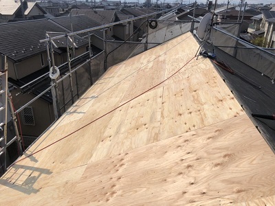 ソーラーパネルのあるお宅の屋根重ね葺き工事施工中の様子