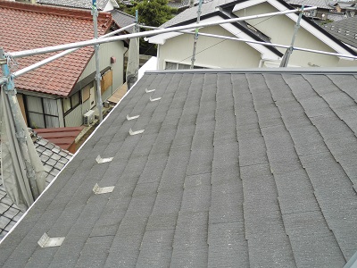 屋根のカバー工事を施工予定のお家の現地調査の様子