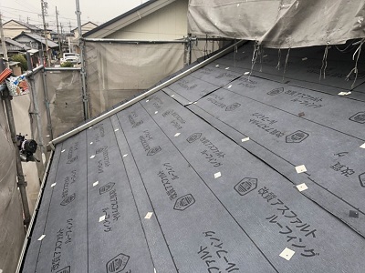 ソーラーパネルのあるお宅の屋根重ね葺き工事施工中の様子