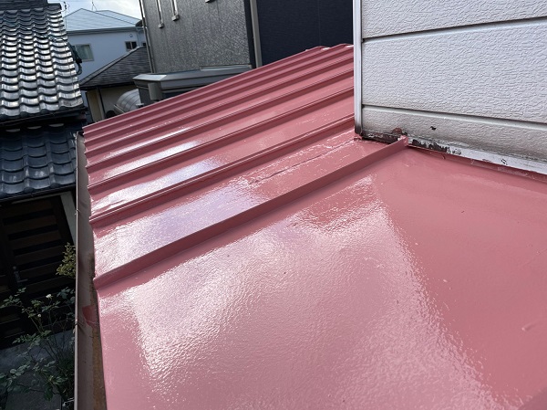 トタン屋根の塗装工事施工後の様子