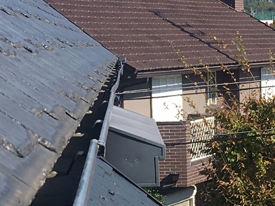 台風の影響で屋根の雨樋がはずれてしまったお宅の様子