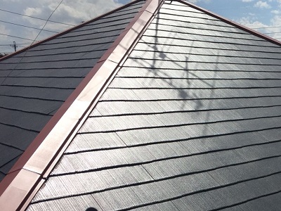 コロニアル瓦の屋根の下塗りの様子
