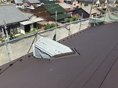 防水シートの上から金属屋根の主材を貼りつけてください