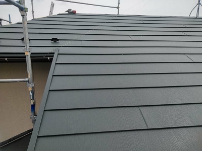 屋根の重ね葺き工事のガルバリウム鋼板の様子