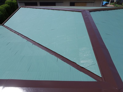スレート屋根への塗装完工の様子