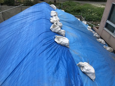 屋根の解体後、防水のためのブルーシートの仮の屋根