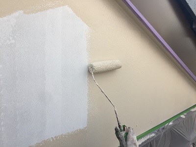 外壁塗装工事の中塗りの様子