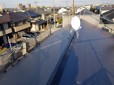 ソーラーパネルのあるお宅の屋根重ね葺き工事施工後の様子