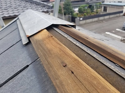 犬山市でのスレート屋根のお家での棟修繕工事　台風によって無くなってしまった板金の交換