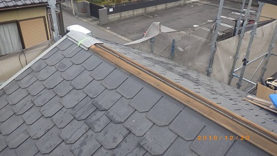 台風の強風によって屋根の一部が飛んで無くなっているお宅の現地調査の様子