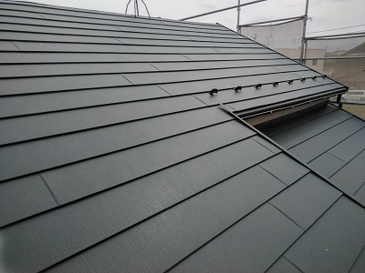 屋根の重ね葺き工事のガルバリウム鋼板の様子