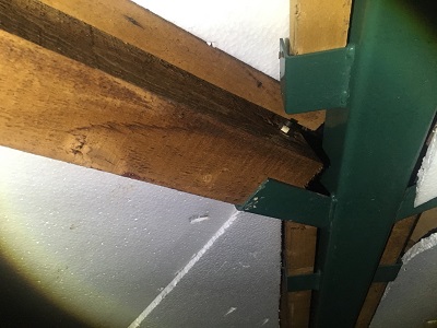 台風の影響で天井に雨染みができた小屋裏の様子