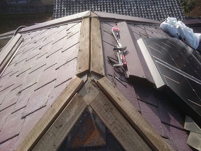 屋根の補修の様子