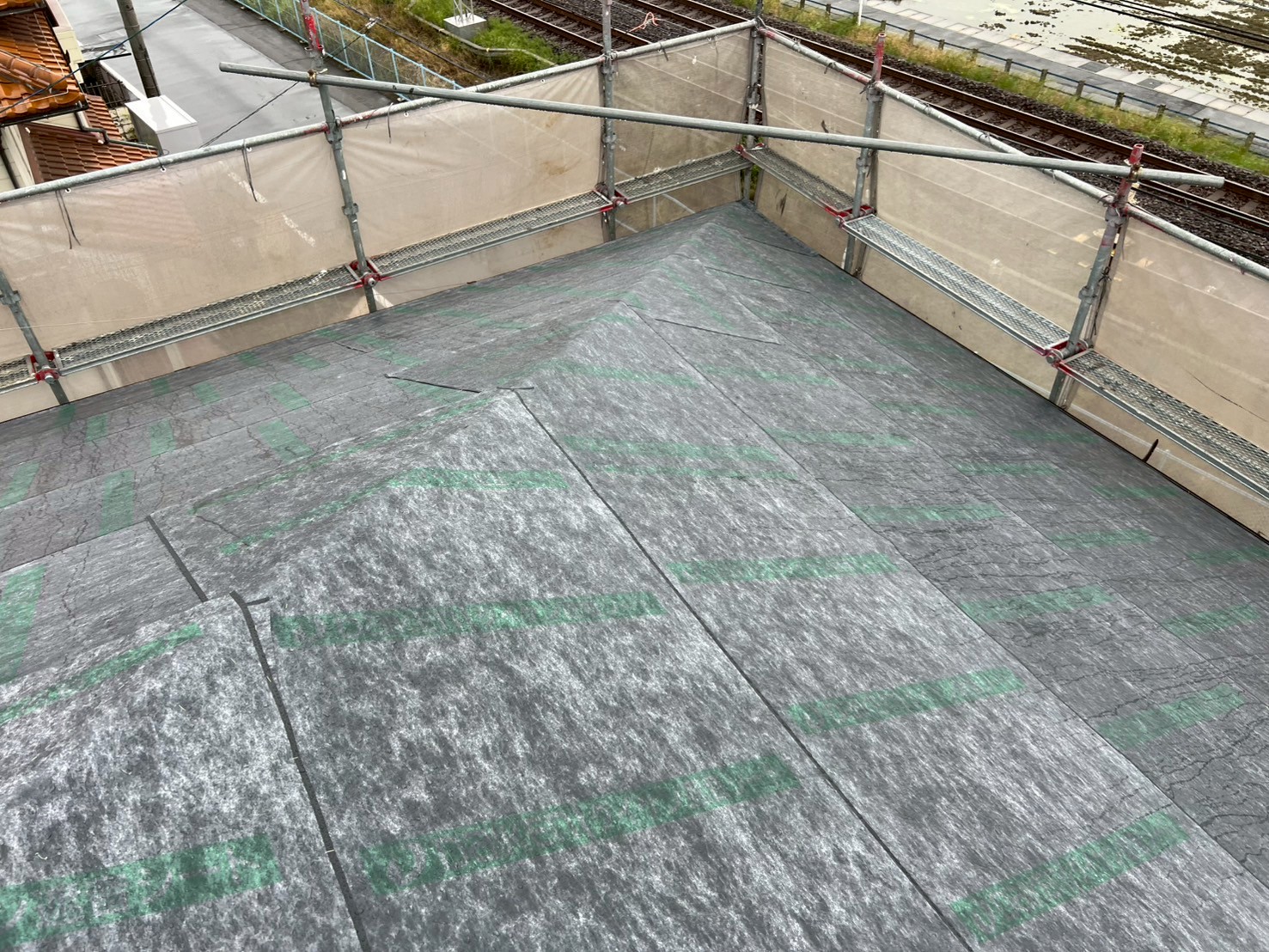 屋根カバー工事　施工中3