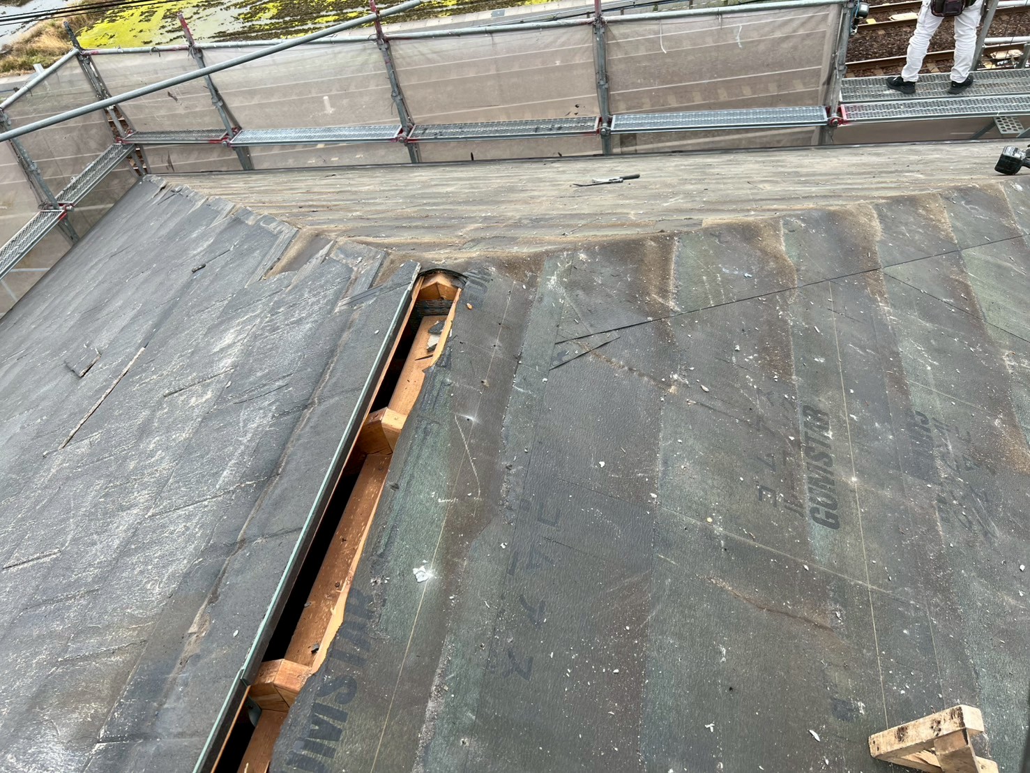 屋根カバー工事　施工中