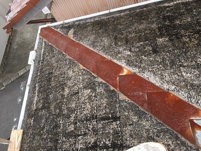 屋根板金部分の修繕工事前の様子