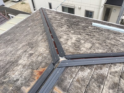 屋根板金部分の修繕工事中の様子