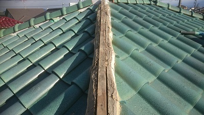愛知県一宮市で内部の木が腐食している洋瓦屋根の様子　棟瓦を取り外しての棟組み換え工事