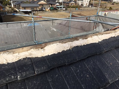 台風被害による屋根の棟組み換え工事の施工中の様子
