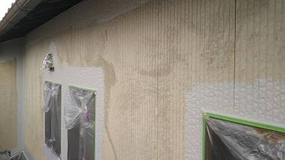 高耐久塗料での外壁塗装工事施工中の様子