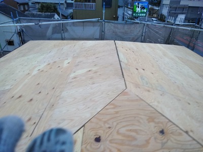 カラーベストの割れがある屋根の重ね葺き工事施工中の様子