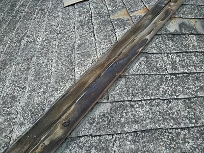 カラーベストの割れがある屋根の重ね葺き工事施工中の様子