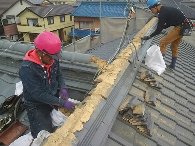 屋根葺き替え工事の様子