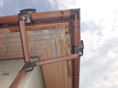 台風により破損した軒天、屋根棟漆喰の劣化の様子