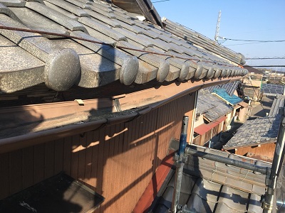 弥富市で、雨樋交換の様子　和形屋根の雨樋のゆがみや割れた状態からの交換工事