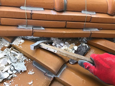 経年劣化による屋根の漆喰工事施工中の様子