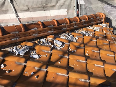 経年劣化による屋根の漆喰工事施工中の様子