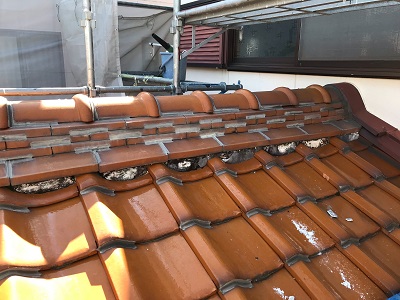 屋根の漆喰塗り直し工事のり黒ずみやコケの様子